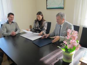 Od leve: vodja zavetišča Marko Oman, direktorica živalskega vrta Barbara Mihelič in župan Ciril Globočnik